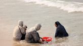 Desplazados por la guerra en Gaza se bañan en mar contaminado