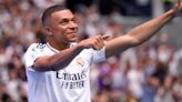 El gesto de un policía con un aficionado del Real Madrid durante la presentación de Mbappé