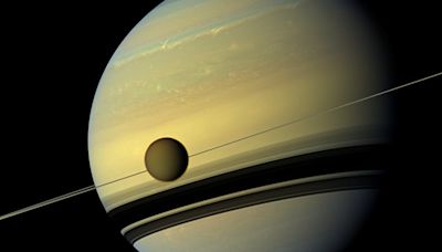 The moon and Saturn will ‘kiss’ on Friday. Cincinnati Observatory tells us what to know