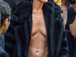 Katy Perry con el torso semidesnudo en París, ¡deja a todos boquiabiertos!