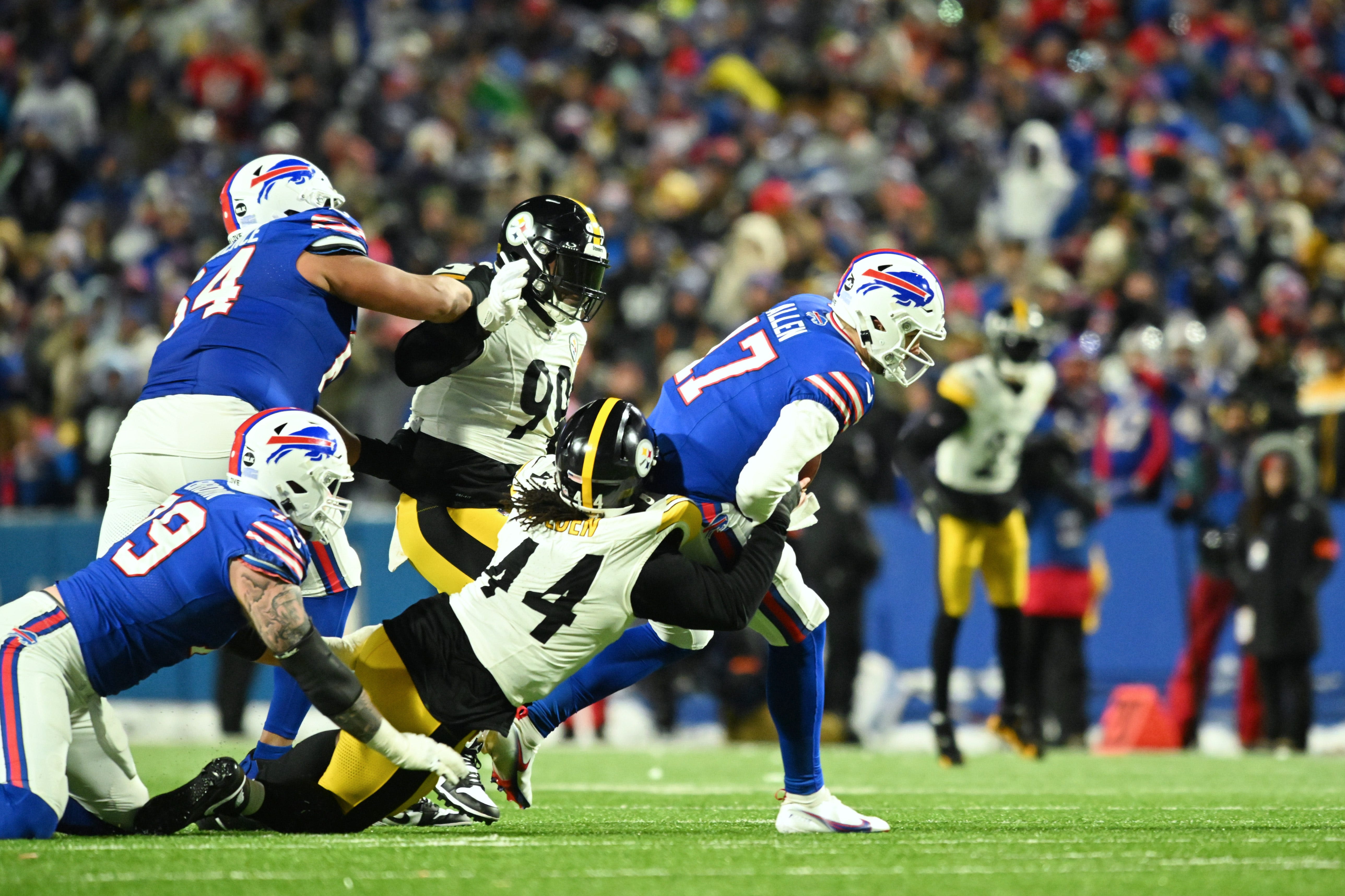 Steelers bring back Markus Golden on one year-deal