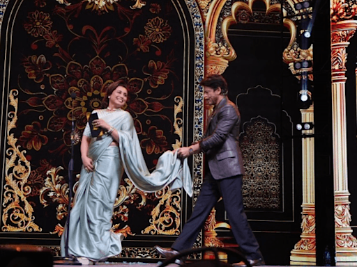 "King for a reason": Shah Rukh Khan holds Rani Mukerji's pallu as she walks; netizens react