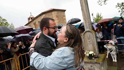 Setenta besos calados antes de la boda: así fue el tradicional Rito del Beso de Avilés