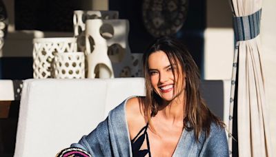 Alessandra Ambrosio se derrete por pets em clique encantador