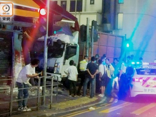 荃灣貨車撞欄復剷上行人路撼生果舖 司機涉偷車及危駕被捕