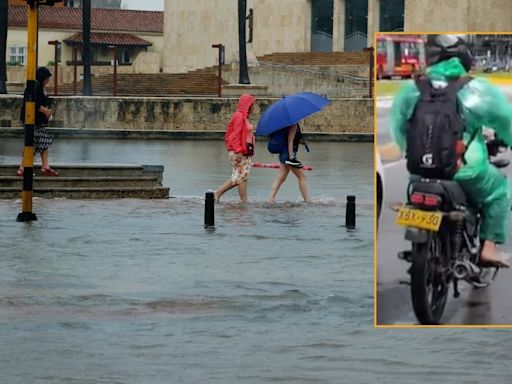 Motociclista encontró curiosa forma de evitar mojarse los zapatos en temporada de lluvias