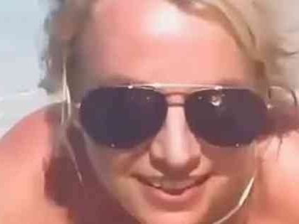 Britney Spears surpreende e posa completamente nua na praia; assista