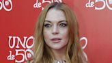 Lindsay Lohan impone tendencia con colorido traje de baño