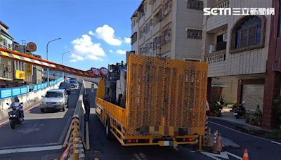 台南大貨車超過3米硬要過⋯撞垮限高架了！長榮鋼便橋一度「雙向封閉」