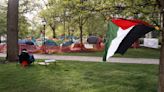 Maestros apoyan a los estudiantes que protestan en la Universidad de Chicago a favor de Palestina