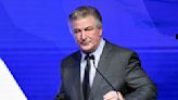 Jueza considerará desestimar la acusación contra Alec Baldwin por el tiroteo fatal en rodaje