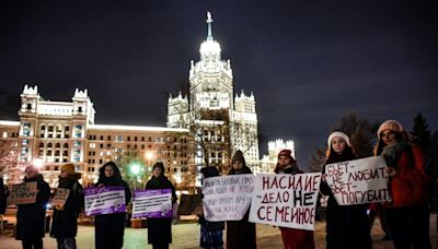 Héroes en el frente ucraniano, maltratadores al volver a Rusia