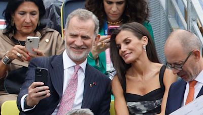 Los reyes Felipe VI y Letizia, sin sus hijas, cómplices en la zona vip de la ceremonia inaugural de los JJOO