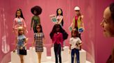 Más de 180 Barbies se lucen en una muestra por su cumpleaños 65 en Londres