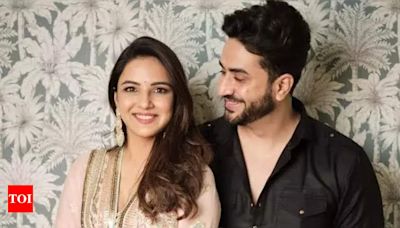 Jasmine Bhasin pens a heartfelt note for beau Aly Goni on staying away from 11 days, writes 'For the first time in around 6.5 years' - Times of India