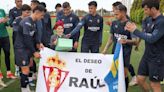 El Sporting saca una sonrisa al pequeño Raúl