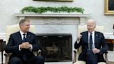 Biden agradece al presidente de Rumanía sus inversiones en Defensa en el 20 aniversario de su entrada a la OTAN
