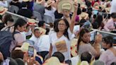 La cineasta Ángeles Cruz protestó en la inauguración de la Guelaguetza por ola de violencia en Oaxaca; agreden a fotoperiodista