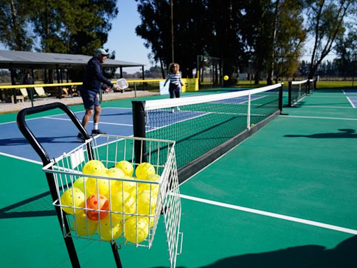 Qué es el pickleball, el deporte que según Novak Djokovic pone en jaque al tenis, es furor en Estados Unidos y ya pisa fuerte en Argentina