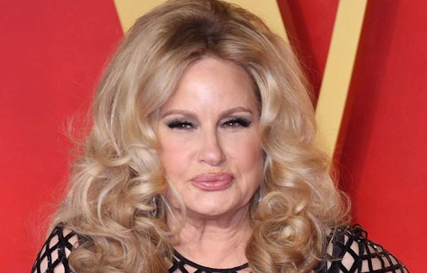 Jennifer Coolidge Makes Fans ‘Want a Degree Real Bad’ After Speaking at College Commencement