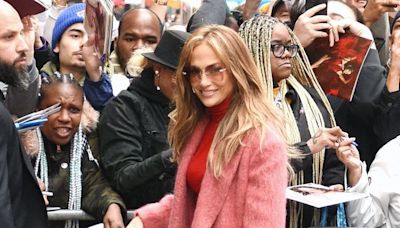 Jennifer Lopez devient une « cat lady »… Katie Holmes pleure le décès d’un ancien collègue de « Dawson »…