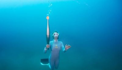 「美人魚」自水下20公尺帶回聖火 巴黎奧運聖火重返法國本土