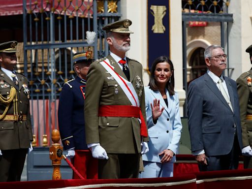 La reina Letizia elige un conjunto de pantalón y chaqueta de Hugo Boss para la jura de bandera del rey Felipe VI