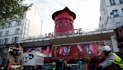Windmill sails fall off the Moulin Rouge