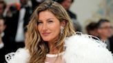 Gisele Bündchen Poses for Rare Photo With Her 5 Sisters and Parents