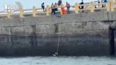 台中梧棲港墜海驚魂 釣客「腳滑」從8公尺高堤防落下