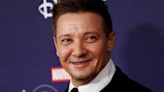 Jeremy Renner, estrella de Avengers, está en condición “critica, pero estable” tras accidente