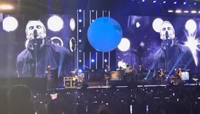 Liam Gallagher dedica "Half The World Away" para Noel Gallagher em estreia de turnê celebratória