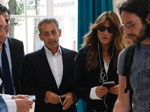 Carla Bruni Sarkozy, crinière au naturel et soudée avec Nicolas Sarkozy après avoir brillé en solo