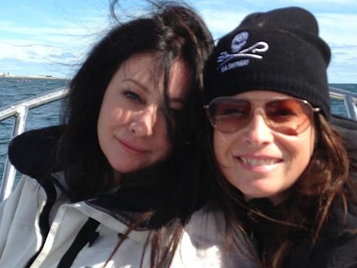 La emotiva despedida de Holly Marie Combs, destrozada tras perder a su 'hermana' Shannen Doherty