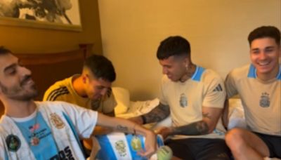 El emotivo encuentro de un fan con los jugadores de la selección argentina que terminó con un palito para Guardiola