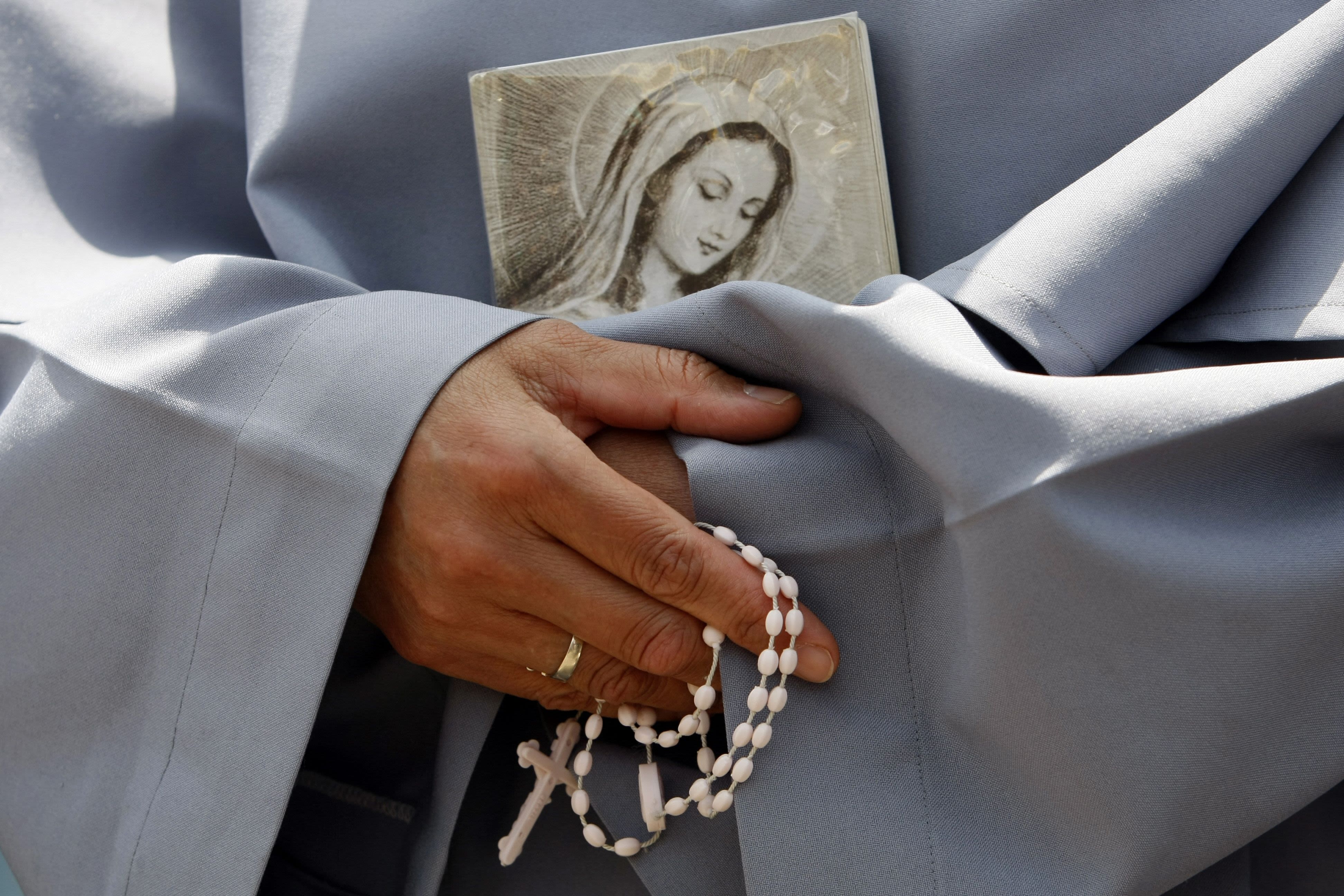 Nun warns of new "cult" after convent leaves Catholic Church