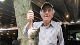 Un cangués de 88 años (abuelo de un conocido dirigente político) pesca un 'truchón' de 2,100 kilos