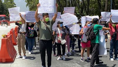 Familiares de pacientes con cáncer de mama denuncian corrupción en prótesis; se manifiestan en Centro Médico