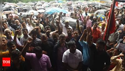 Thousands of Mumbai hawkers protest BMC eviction drive at Azad Maidan | Mumbai News - Times of India