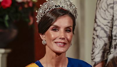 La reina Letizia, fabulosa con su look de gala en Ámsterdam: un nuevo vestido español y la tiara rusa