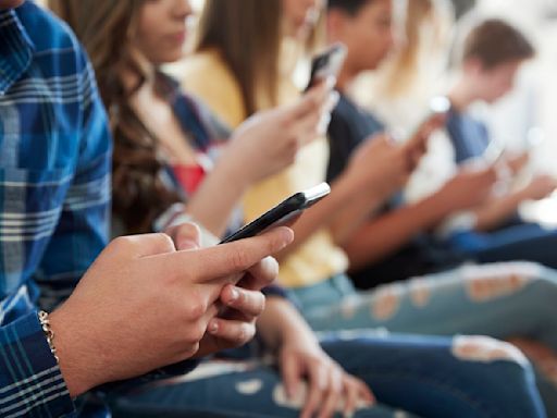 Fairfax Co. expands cellphone storage pilot program to include 9 high schools - WTOP News