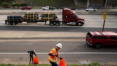 Dos trabajadores subcontratados por Caltrans mueren atropellados en autopista en Chino Hills - La Opinión