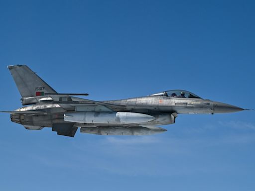 Ukraine F-16 update as first pilots complete training