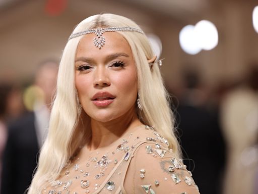 Karol G debuta en la Met Gala y comparan su look con la elfa Galadriel de 'El señor de los anillos'