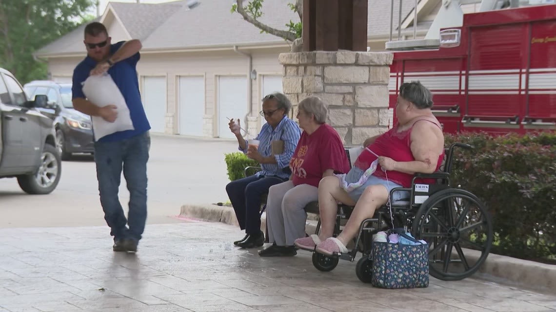 Residents at senior living apartment complex in northeast Houston brave another day without power