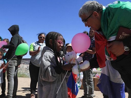 Niños migrantes celebraron el día del niño en la frontera de EE.UU. y México - El Diario NY