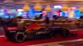 Un Red Bull de la Fórmula 1 aceleró entre las mesas de un casino y en las calles de Las Vegas