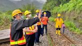 大雨狂轟！台鐵平溪線停駛1小時 一度採公路接駁