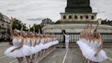 JO-2024: à Bastille, cours de danse géant et danseurs étoiles pour la flamme