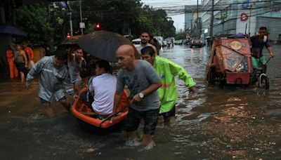 Un tifón inunda las calles de la capital de Filipinas y amenaza Taiwán